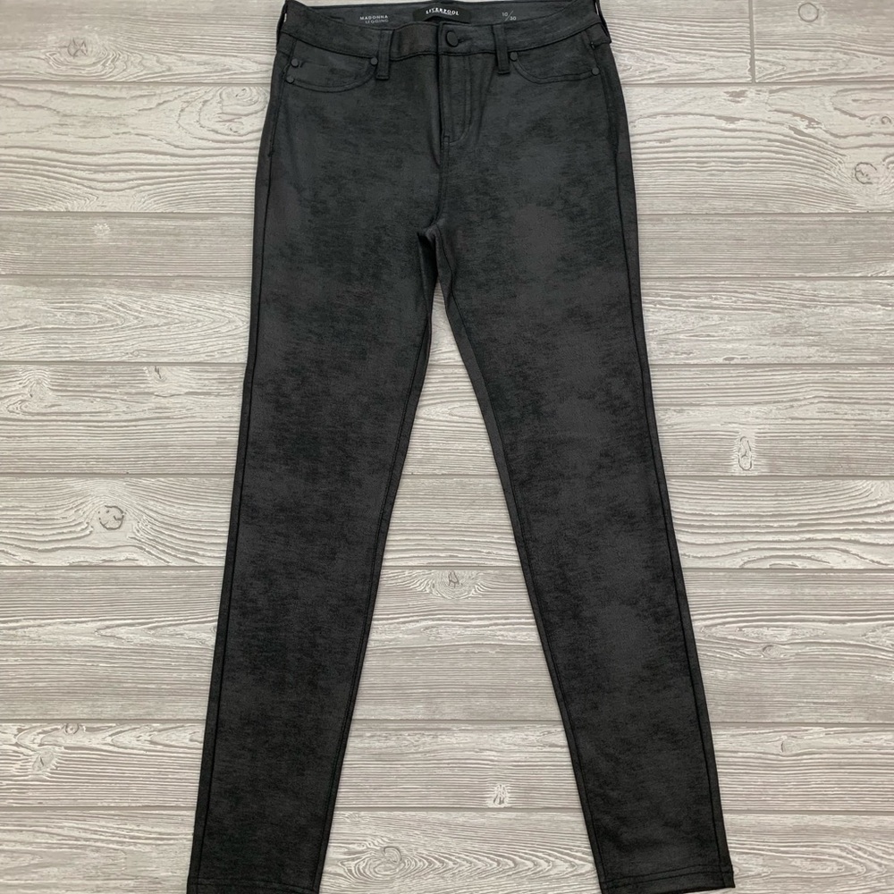 BNWOT Liverpool Madonna Leggings 10/30